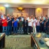 Peserta Rakor KONI Kuningan berfoto bersama usai kegiatan.